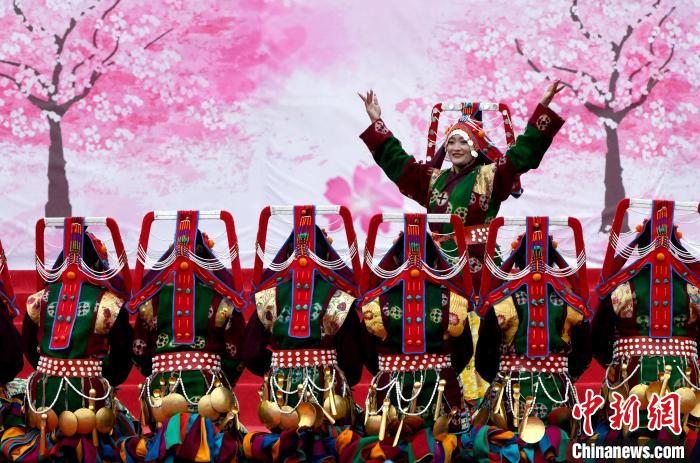 3月28日，西藏林芝第二十屆桃花旅游文化節(jié)開幕式上的文藝表演?！±盍?攝
