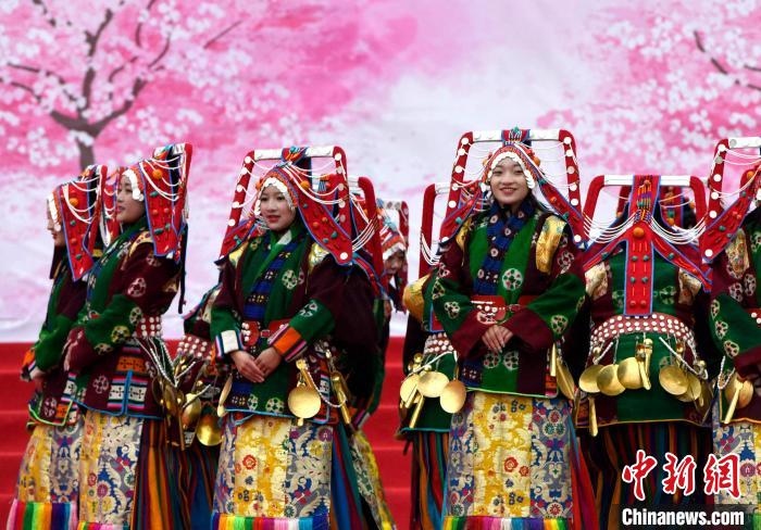 3月28日，西藏林芝第二十屆桃花旅游文化節(jié)開幕式上的文藝表演?！±盍?攝