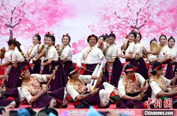 3月28日，西藏林芝第二十屆桃花旅游文化節(jié)開幕式上的文藝表演?！±盍?攝