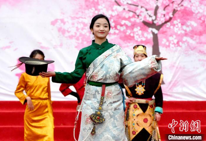 3月28日，西藏林芝第二十屆桃花旅游文化節(jié)開幕式上的文藝表演?！±盍?攝