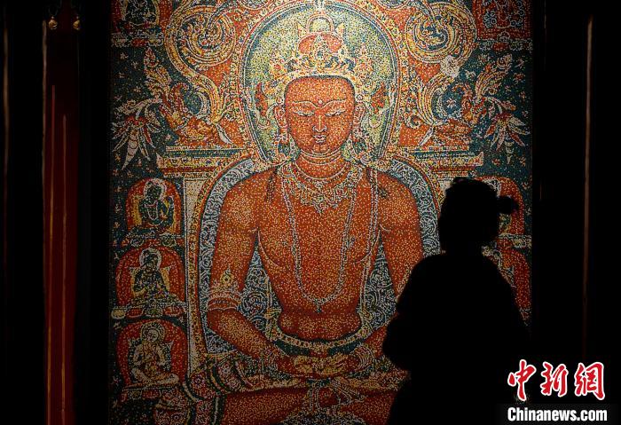 3月31日，觀眾欣賞展覽中的作品。　李林 攝