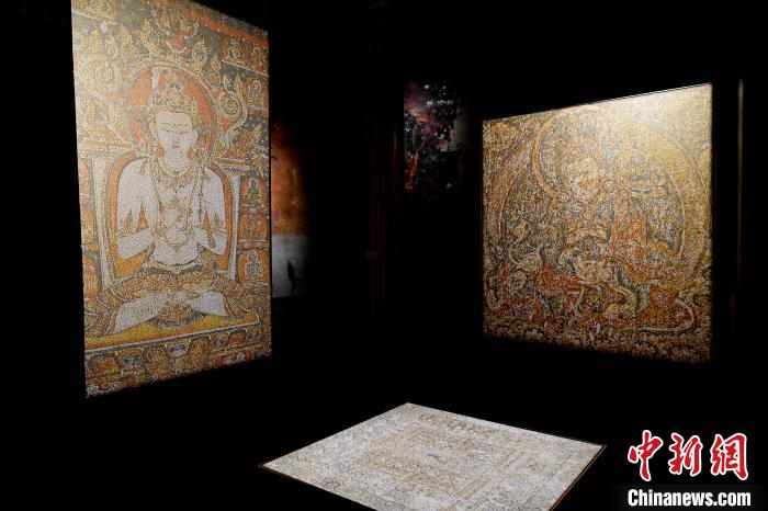 3月31日，觀眾欣賞展覽中的作品。　李林 攝