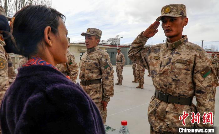 圖為列兵扎西加央向母親敬禮。　劉曉東 攝