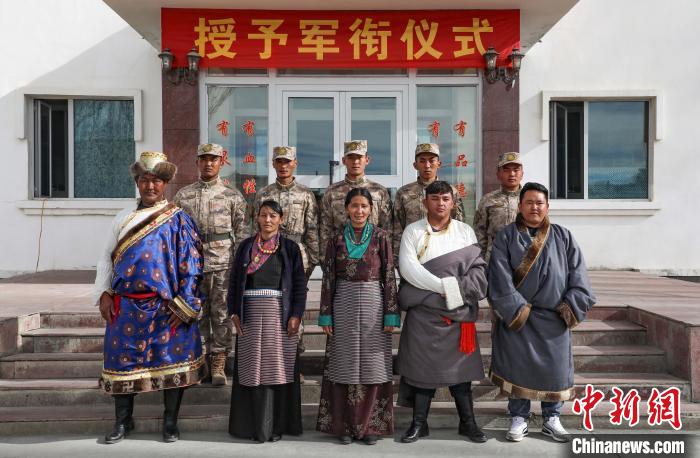 圖為列兵代表與親人合影留念?！詵| 攝