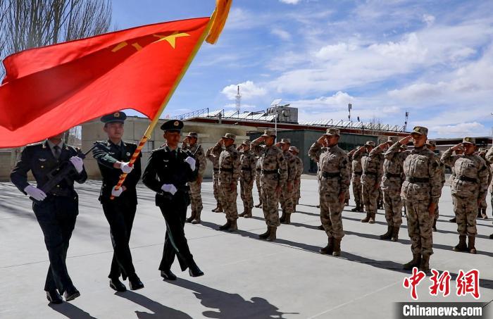 圖為授銜現(xiàn)場迎軍旗?！詵| 攝