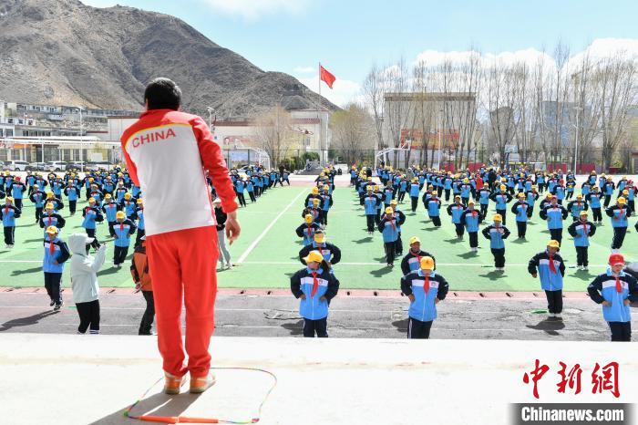 圖為學(xué)生在跳繩教練齊景龍的指導(dǎo)下做準備運動。　貢嘎來松 攝