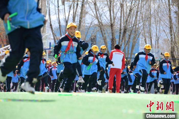 圖為學(xué)生在跳繩教練齊景龍的指導(dǎo)下做準備運動。　貢嘎來松 攝