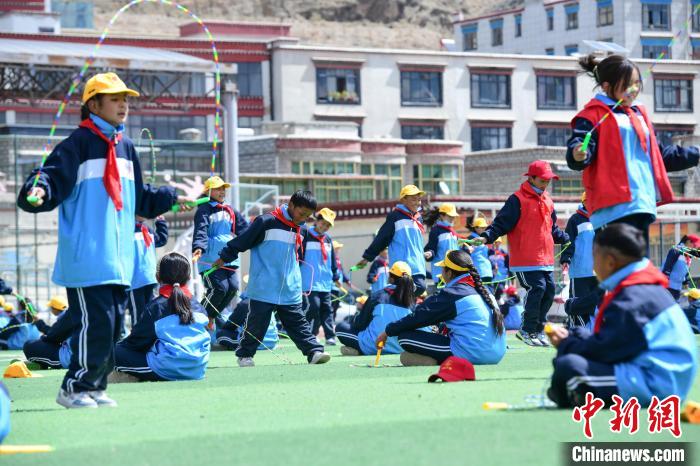 圖為學(xué)生正在練習(xí)跳繩?！∝暩聛硭?攝