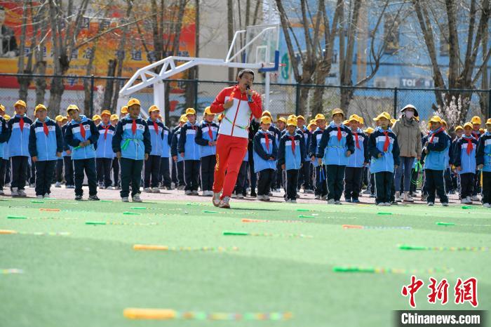 圖為學(xué)生在跳繩教練齊景龍的指導(dǎo)下做準備運動?！∝暩聛硭?攝