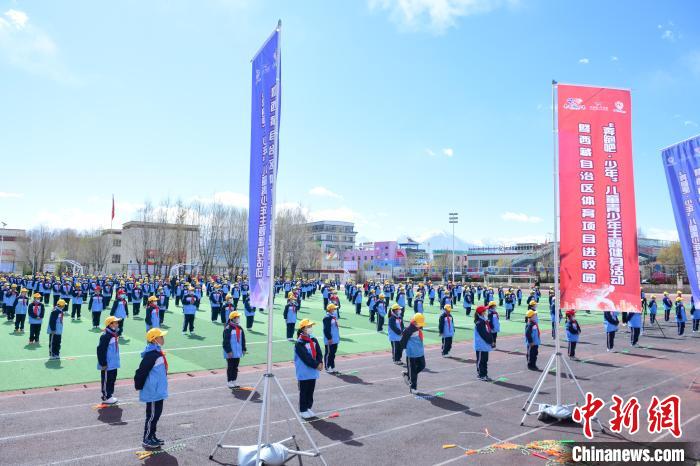 圖為學(xué)生在跳繩教練齊景龍的指導(dǎo)下做準備運動?！∝暩聛硭?攝