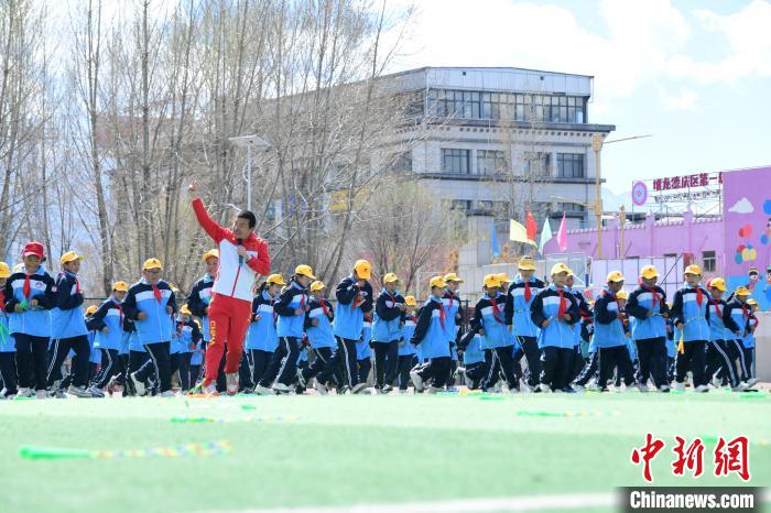圖為學(xué)生在跳繩教練齊景龍的指導(dǎo)下做準備運動。　貢嘎來松 攝