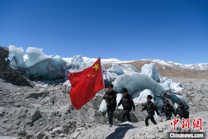 4月5日，普瑪江塘邊境派出所民輔警巡邏至四零冰川附近。　江飛波 攝