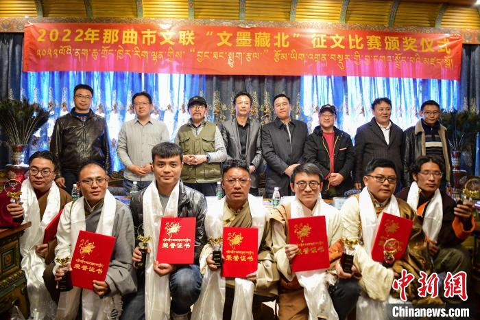 圖為獲獎人員合影留念?！∝暩聛硭?攝
