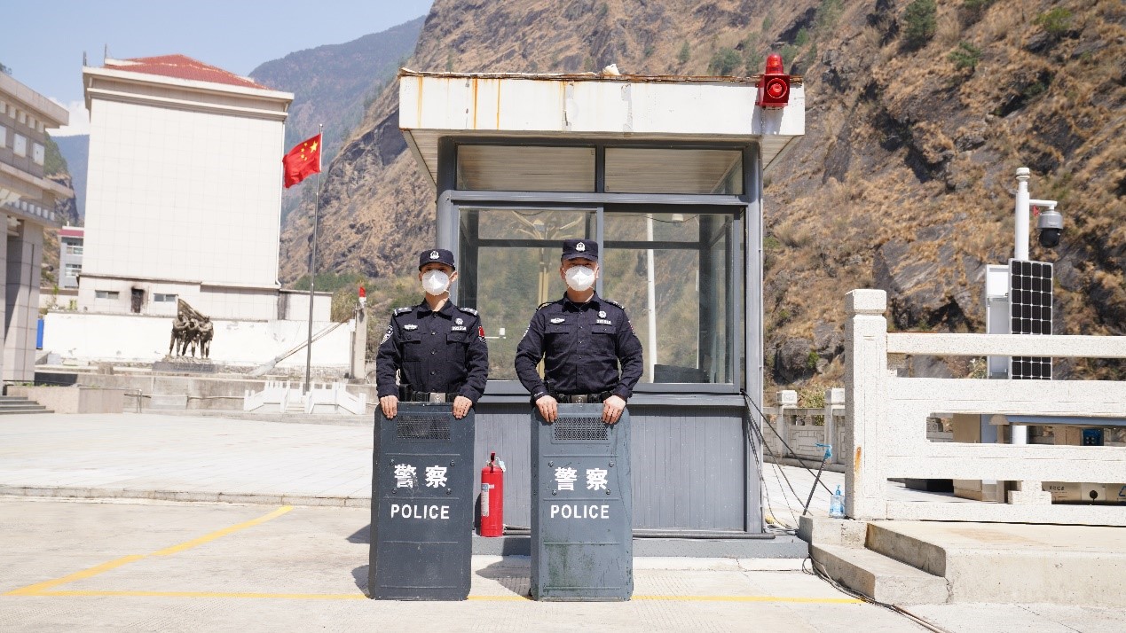 吉隆口岸移民管理警察正在執(zhí)勤。人民網(wǎng)記者 唐宋攝
