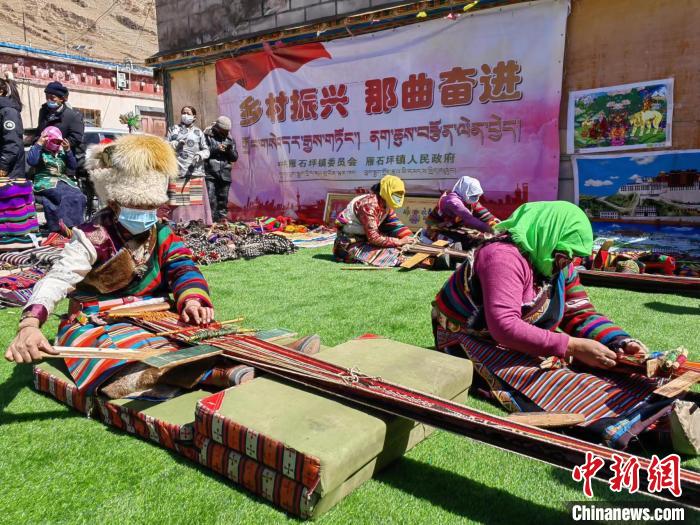 圖為2022年，安多縣雁石坪鎮(zhèn)“鄉(xiāng)村振興那曲奮進(jìn)”編織技藝比賽現(xiàn)場。資料圖 那曲市“鄉(xiāng)村振興 那曲奮進(jìn)”活動辦供圖