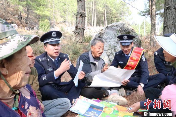 圖為竹瓦根邊境派出所民警為轄區(qū)群眾宣講森林防火常識。　竹瓦根邊境派出所 供圖