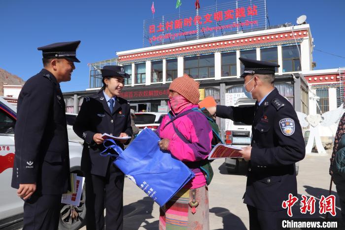 圖為日土邊境派出所民警在選轄區(qū)宣講國家安全知識?！∪尾?攝