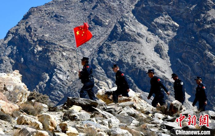 底雅邊境派出所民警夏永軍(左一)在巡邏中?！±盍?攝