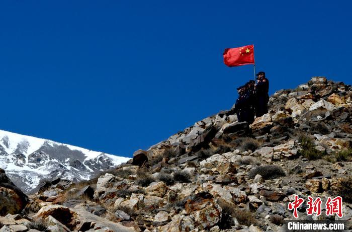 底雅邊境派出所民警夏永軍(右一)在巡邏中。　李林 攝