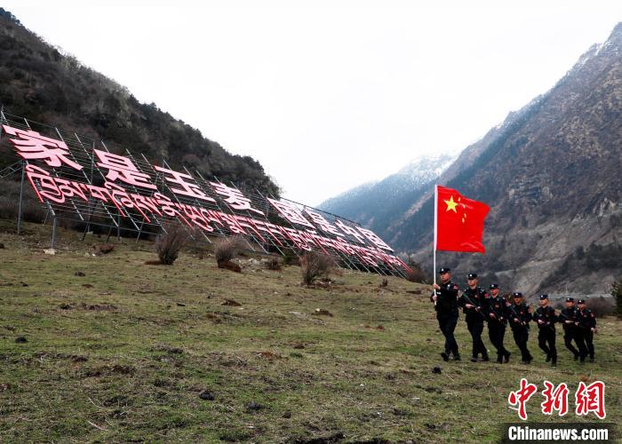 山南邊境管理支隊(duì)玉麥邊境派出所民警在轄區(qū)開展巡邏。　鄭琦山 攝