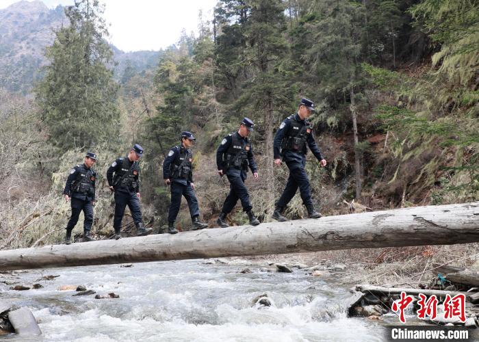 山南邊境管理支隊(duì)玉麥邊境派出所民警邊境巡邏途中走過河道上“獨(dú)木橋”?！∴嶇?攝