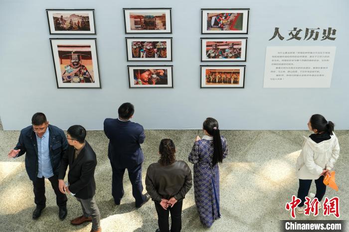 圖為觀眾觀看展覽。