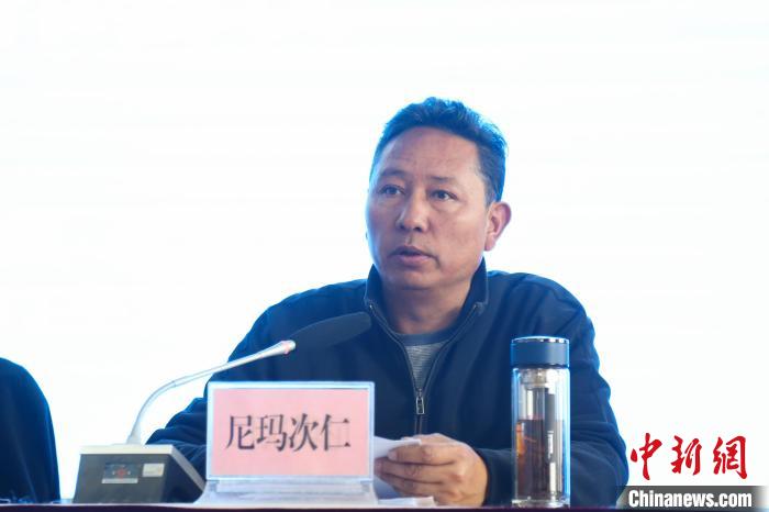 西藏自治區(qū)體育局黨組副書記、局長(zhǎng)尼瑪次仁講話。　貢確 攝