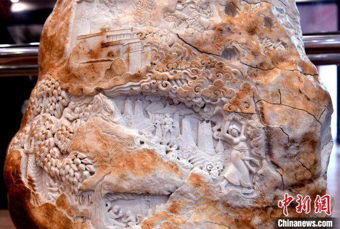 圖為5月16日，展覽中的漢白玉雕作品《猴子變?nèi)恕贰！±盍?攝