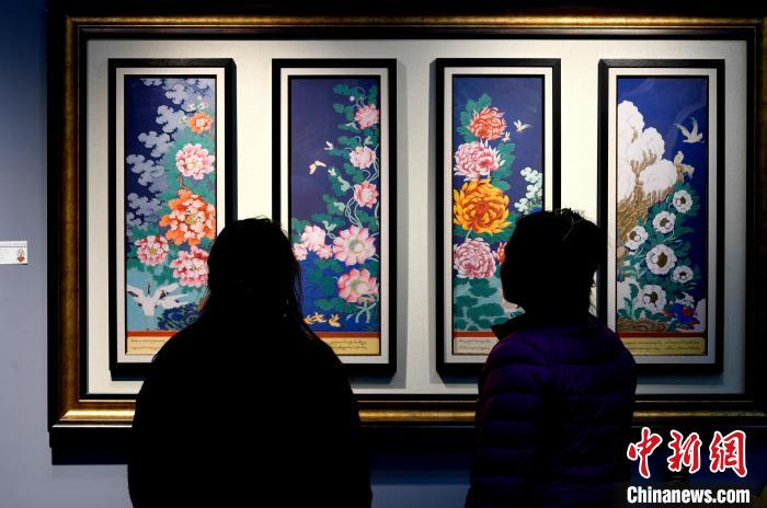 圖為5月16日，觀眾正在欣賞展覽中的新創(chuàng)唐卡作品?！±盍?攝