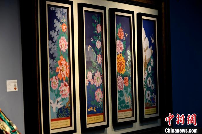 圖為5月16日，展覽中新創(chuàng)唐卡作品《四季花》?！±盍?攝