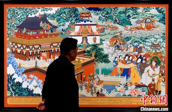 圖為5月16日，觀眾正在欣賞展覽中的新創(chuàng)唐卡作品?！±盍?攝