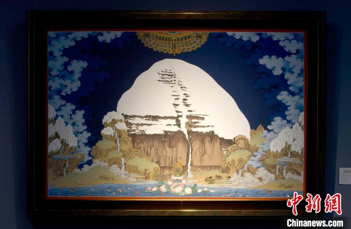 圖為5月16日，展覽中新創(chuàng)唐卡作品《岡底斯山》。　李林 攝