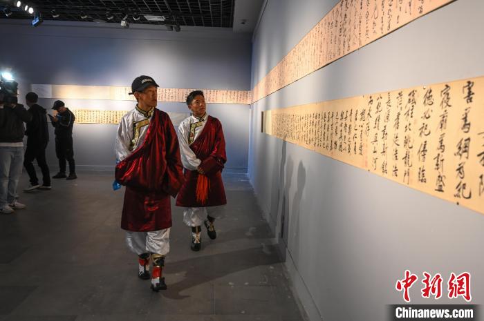 圖為學(xué)生參觀黃庭堅(jiān)書法文獻(xiàn)展。　趙朗 攝