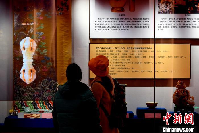圖為5月18日，觀眾正在欣賞展覽?！±盍?攝