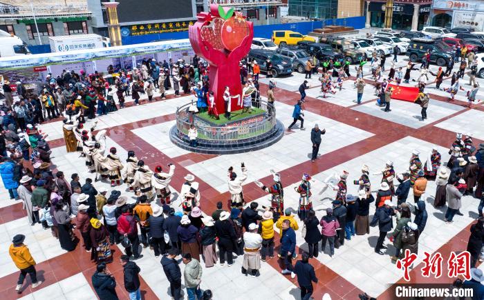 圖為“極地那曲 天際之旅”2023西藏那曲“中國旅游日”音樂美食嘉年華活動現(xiàn)場。　那曲市文化和旅游局供圖