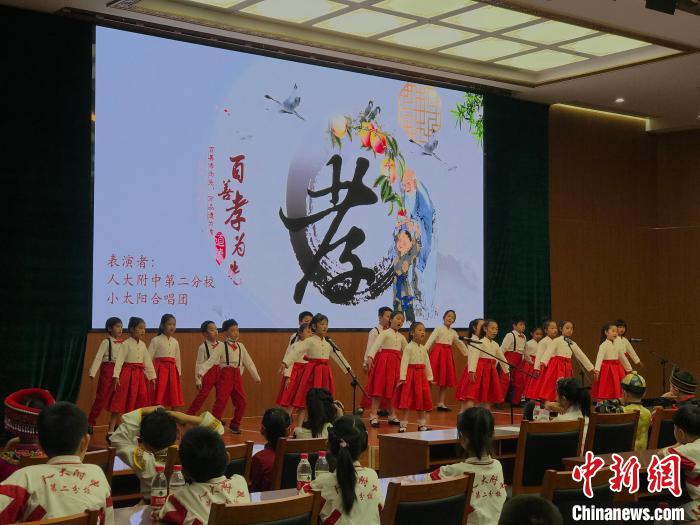 圖為中國(guó)人民大學(xué)附屬中學(xué)第二分校的小朋友們合唱?！￡惤ㄐ?攝