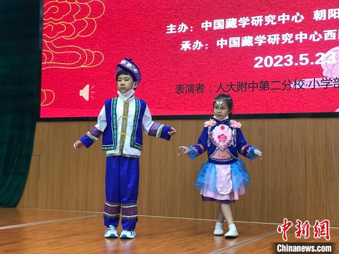 圖為中國(guó)人民大學(xué)附屬中學(xué)第二分校的小朋友們展示民族服飾?！￡惤ㄐ?攝