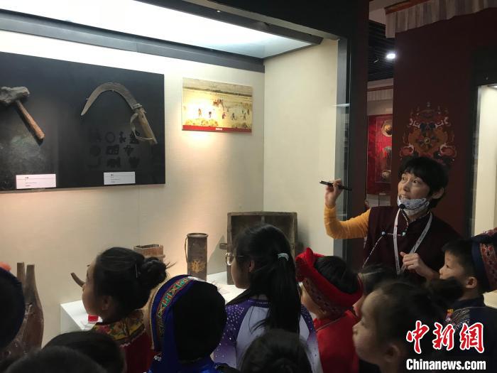 圖為中國(guó)人民大學(xué)附屬中學(xué)第二分校的小朋友們參觀(guān)“雪域星光——西藏傳統(tǒng)文化藝術(shù)展”?！￡惤ㄐ?攝