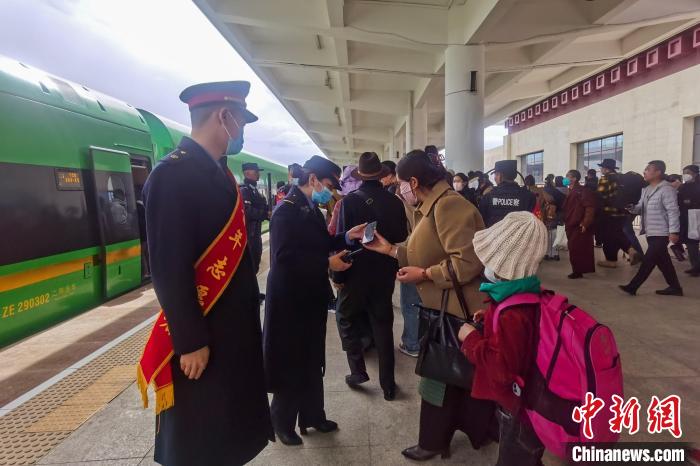 日喀則火車站工作人員引導乘客乘坐高原復興號?！《飞降?攝