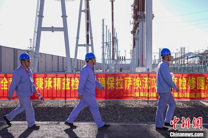 圖為檢修現(xiàn)場(chǎng)?！?guó)網(wǎng)西藏電力有限公司 供圖