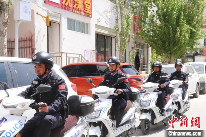 民警騎著電瓶車(chē)在轄區(qū)巡邏走訪(fǎng)?！↑S創(chuàng)偉 攝