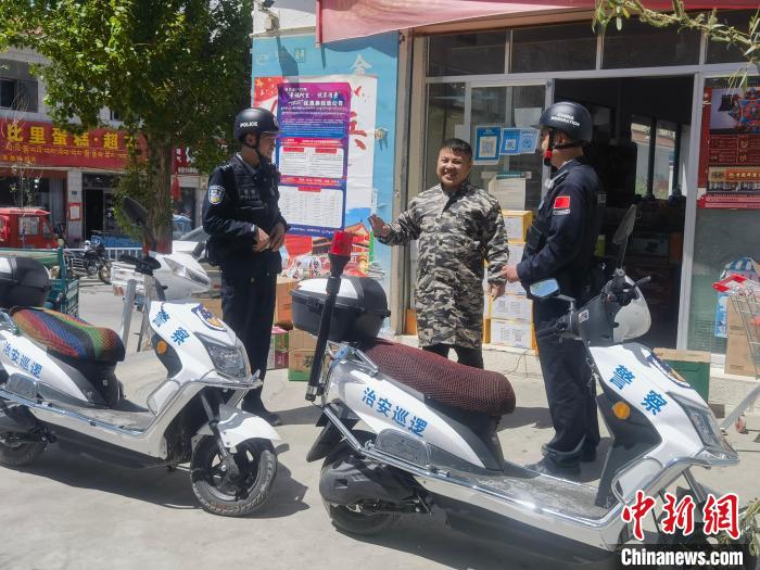 民警對(duì)轄區(qū)商鋪進(jìn)行走訪(fǎng)排查?！↑S創(chuàng)偉 攝
