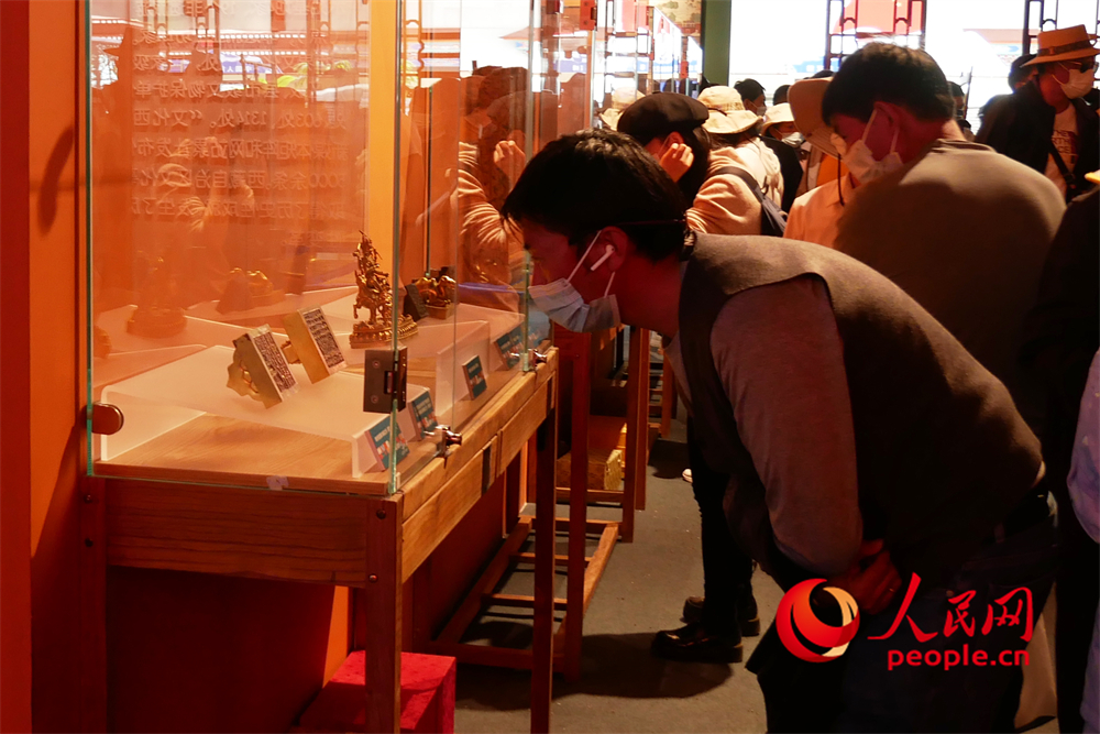 觀眾正在展區(qū)參觀。人民網(wǎng) 韋衍行攝