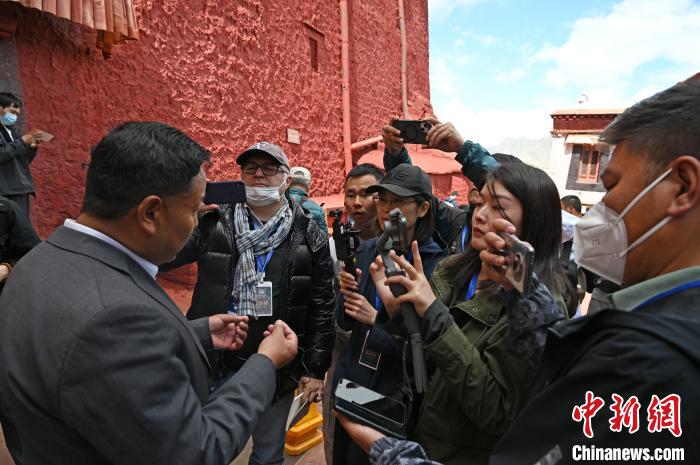 圖為中外媒體采訪布達拉宮管理處相關負責人?！≮w朗 攝