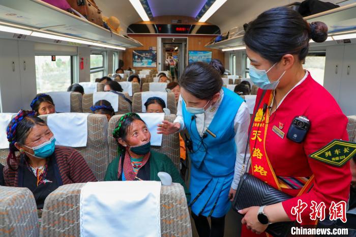 農(nóng)牧民乘坐高原復興號動車組出行。　周悅翔 攝