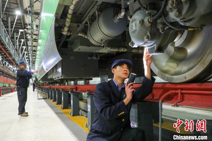 圖為工作人員檢查高原復興號?！≈軔傁?攝