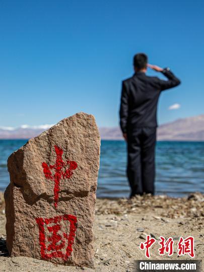 班公湖畔的“中國(guó)”標(biāo)記?！↓埿▲P 攝