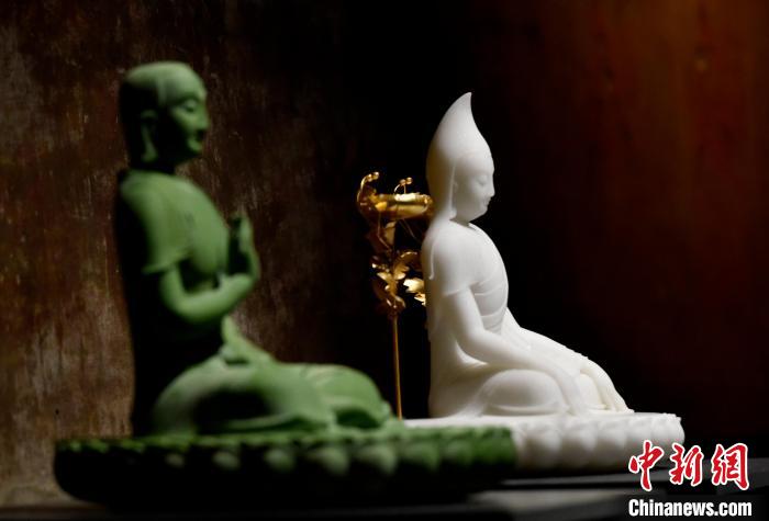 圖為展覽中圍繞西藏歷史與傳統(tǒng)創(chuàng)作的雕塑作品?！±盍?攝