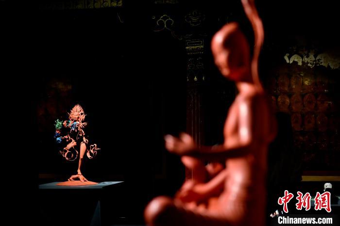圖為展覽中圍繞西藏歷史與傳統(tǒng)創(chuàng)作的雕塑作品?！±盍?攝