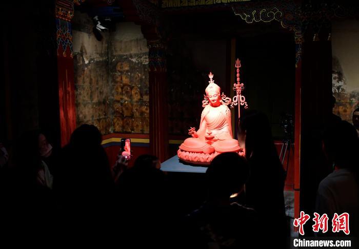 圖為觀眾正在欣賞展覽中的雕塑作品?！±盍?攝